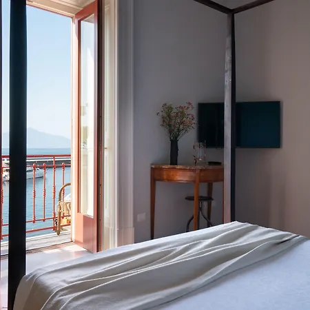 Marina Piccola 73 Bed and Breakfast 4*